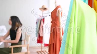 小企业，服装店。展示服装店的亚洲年轻女子